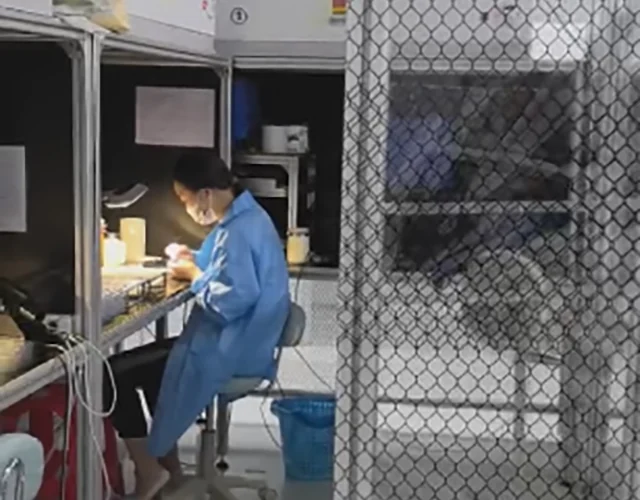 작업장 장비 옆에서 외관 검사를 수행하는 작업자